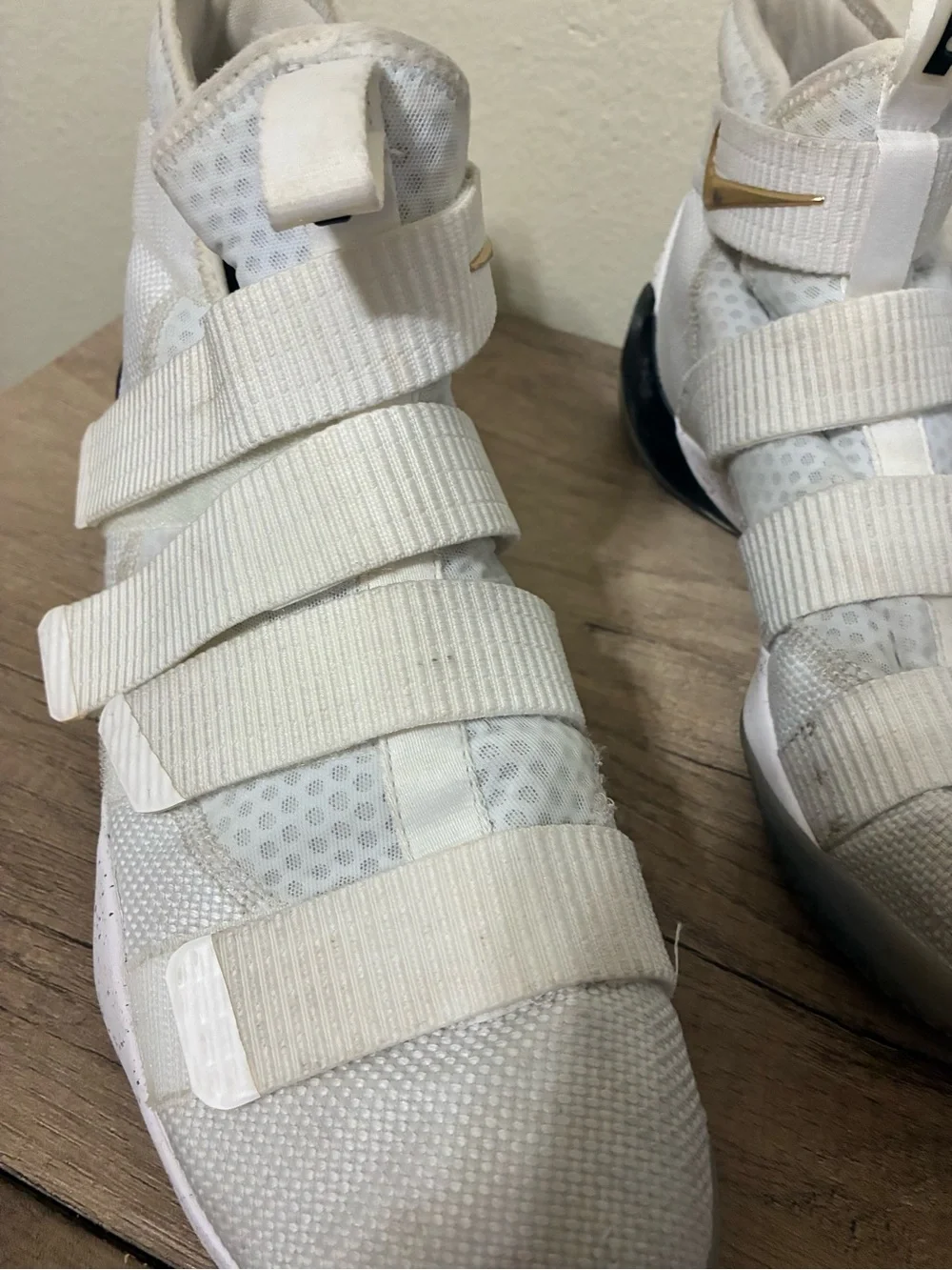 Nike Men’s LeBron Zoom Solider 11 Sneakers